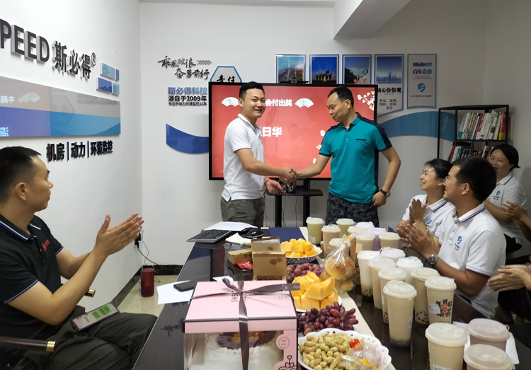 麻豆传媒网址科技召開9月份總結會暨生日會